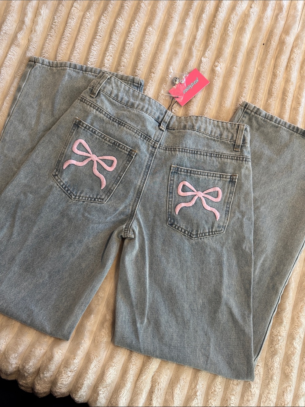 Edikted Light Gray Straight-Leg Jeans with Pink Bow Pocket Embroidery